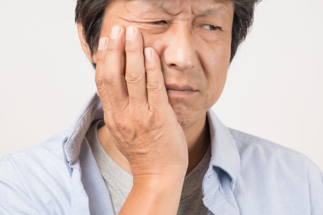 歯を気にする男性