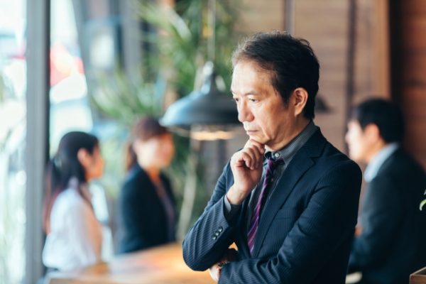 悩む重役