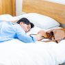 ベッドに倒れる私服の男性